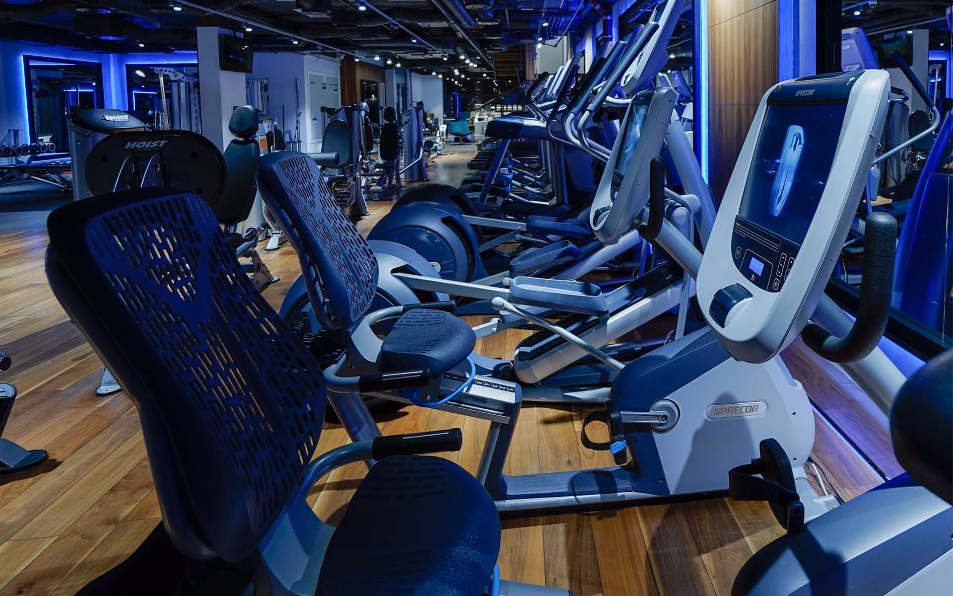 Rowery stacjonarne i sprzęt cardio na parkiecie klubu