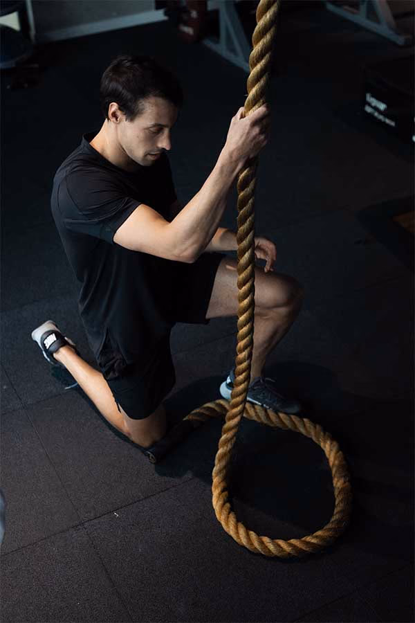 Kobieta ćwicząca z hantlami w siłowni Quantum Fitness